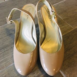 TAHARI nude closed toe platform heels size 6M
